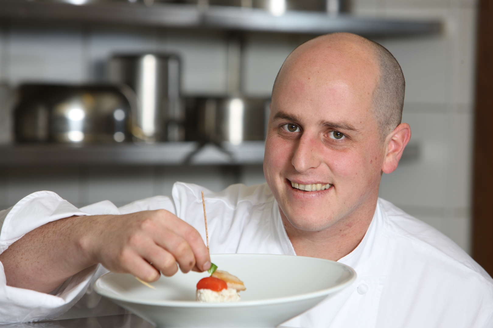 Chef Loris Lathion dressant une assiette – Restaurant Mont-Rouge Haute-Nendaz
